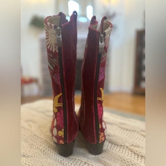 Gorgeous embroidered cowboy boots. - Picture 7 of 9